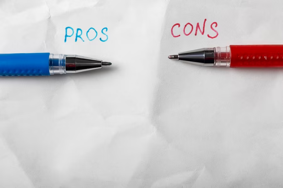 Two pens in blue and red, labeled with "pros" and "cons" in matching colors